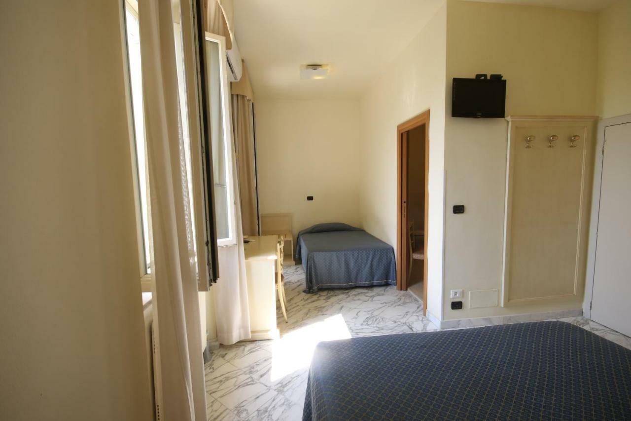 Hotel Coluccini Marina di Pietrasanta Exteriör bild